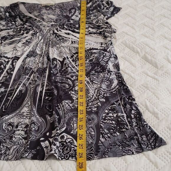 Live and Let Live. Live and Let  Black and White Graphics Boho Style Top. Size L - Picture 8 of 9